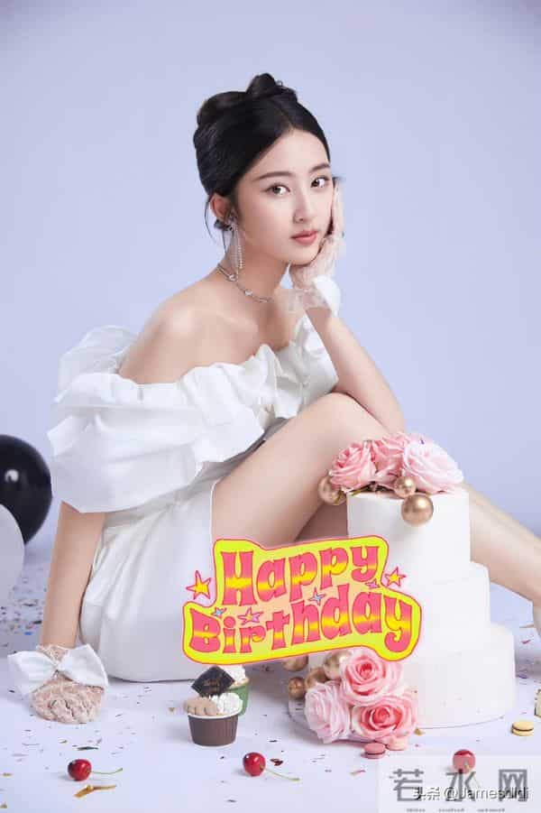 美人胚子 张婉儿 且自带仙气的 妈生脸 精致五官如小巧琼鼻 标志性梨涡