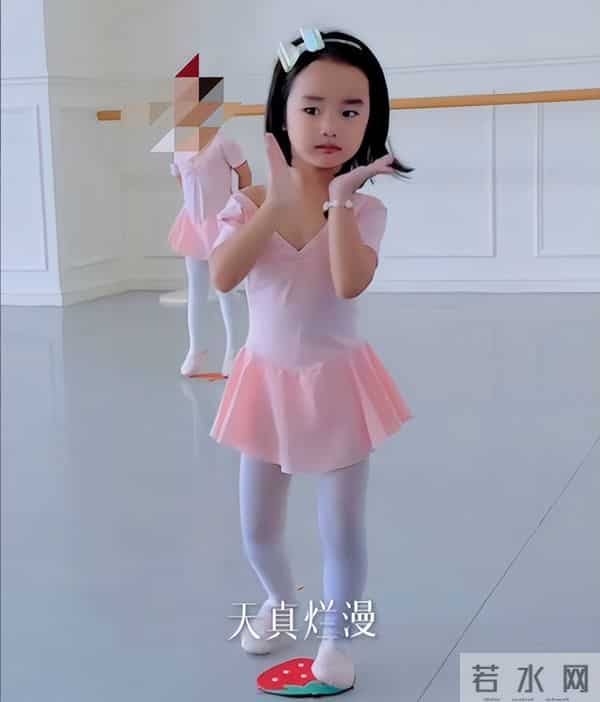 海哈金喜离婚后晒女儿！3岁夏夏哄妈妈开心，新家一地玩具显拥挤