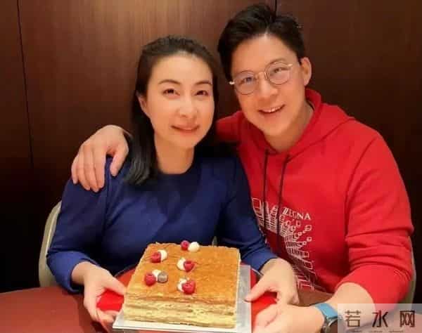 这一夜，露肩装的那英，深V领的朱珠，都输给了全裹出镜的郭晶晶