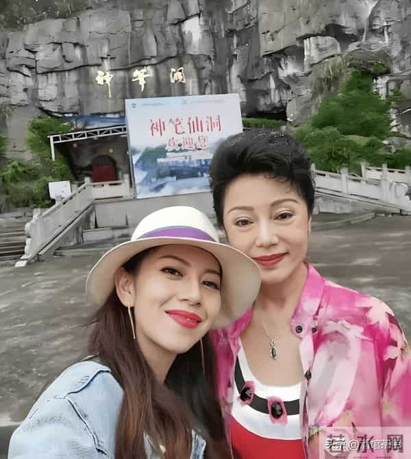 她是 “广东一枝花”，低调嫁揭阳富商育一子，儿媳也是著名主持人