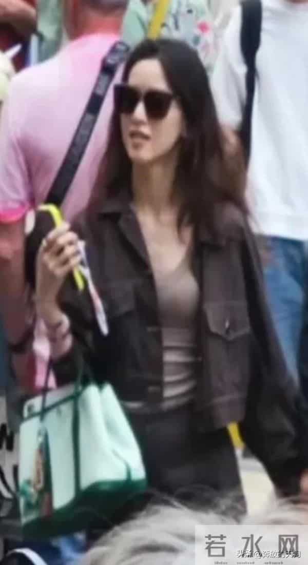 刘强东牵手章泽天逛街，章泽天拎爱马仕包，他俩真般配！