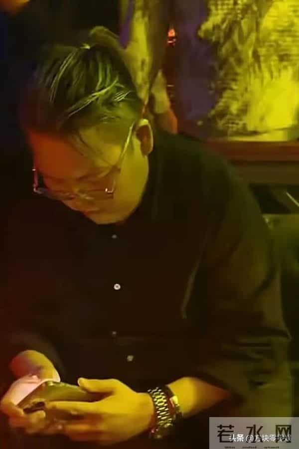 向佑彻底没救了！现身酒吧胖又颓，烟酒不离手 女伴肥腻不如郭碧婷