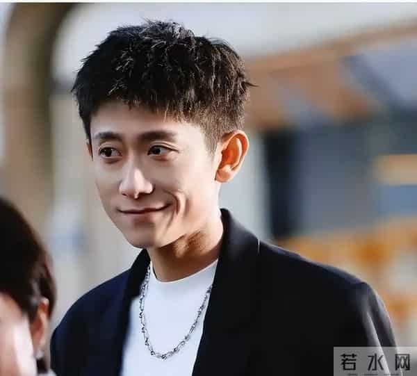 被“发腮”的张一山惊艳，33岁终于长开，网友：杨紫得避嫌了