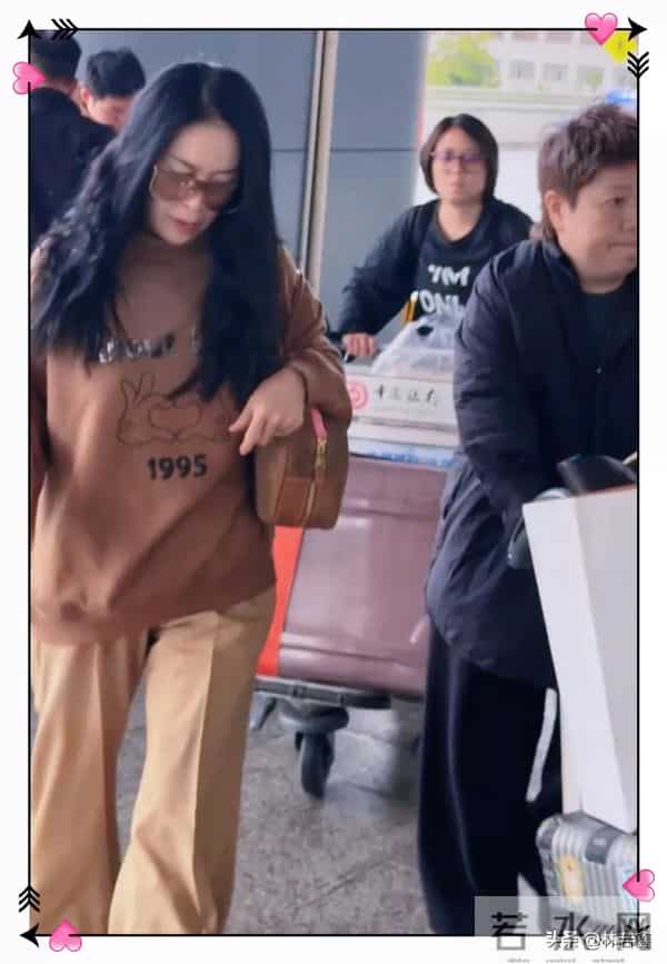 57岁那英，现身长沙机场被偶遇，一身休闲装扮，松弛感十足！
