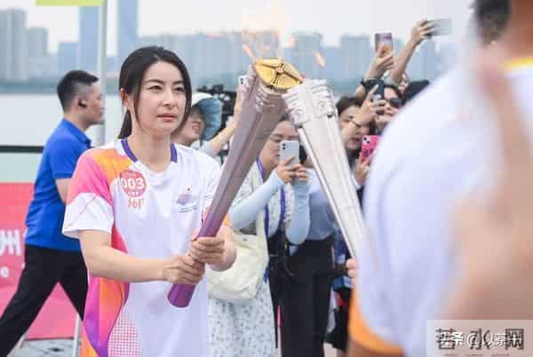 霍家人全运会为郭晶晶喝彩，霍启山与叔叔坐一起，为何不见霍启刚