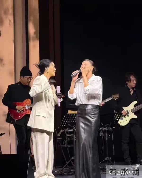 被爆家丑两个月后，58岁那英仅凭两个举动，实现口碑逆转