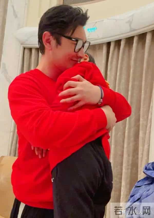 黄晓明一家参加生日宴，小海绵黏奶奶不理爹，站C位大长腿好显眼