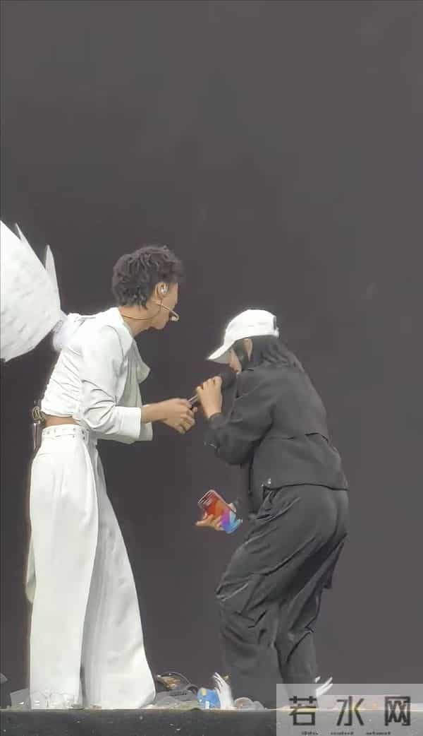 伊能静露馅了 助阵儿子恩利音乐节,又矮又胖还老,脸部臃肿没法看