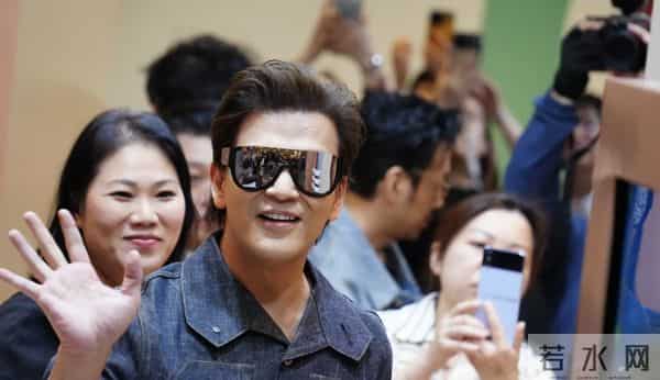 香港知名男星近况曝光！出席活动眼睛浮肿，面部僵硬被指整容过度