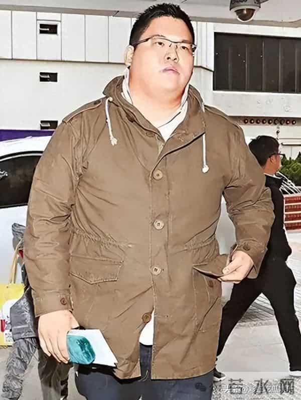 向太小儿子向佑没救了！带胖妞夜店嗨玩抽烟喝酒，彻底放飞自我