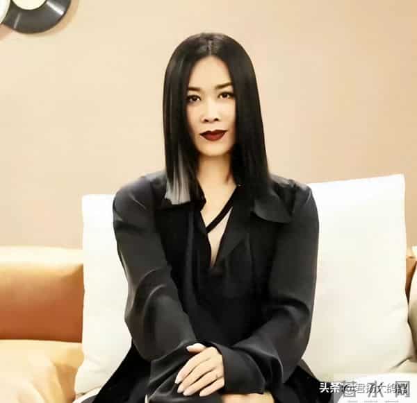 被爆家丑两个月后，58岁那英仅凭两个举动，实现口碑逆转