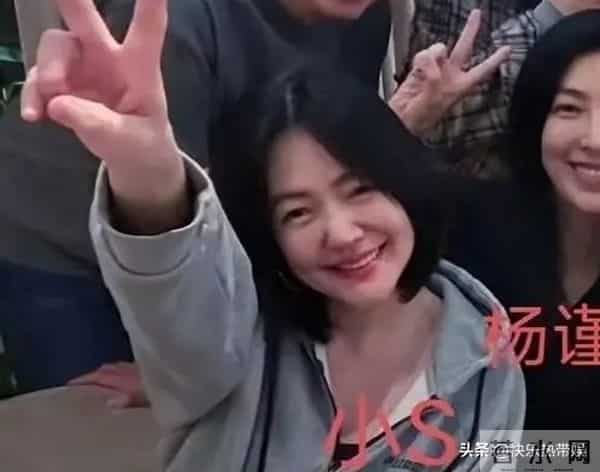 王伟忠家中设宴,邀请众多明星庆祝小s得奖,众人开心聚会很热闹