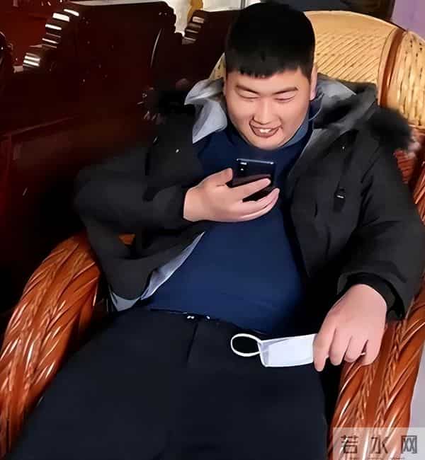 钱再多有什么用?56岁大衣哥真实现状,撕开了草根网红的现实困境