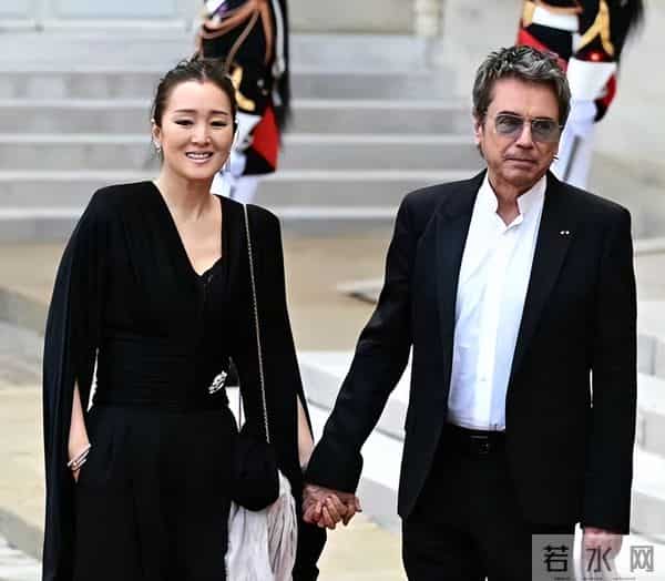 59岁巩俐回国出席活动,看了她的生图,才知道77岁法国老公没说谎