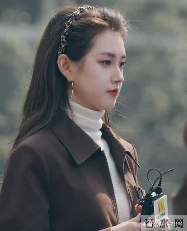 看到郭宇欣跑龙套旧照,站杨紫身边一点不输,才知啥叫小红靠捧