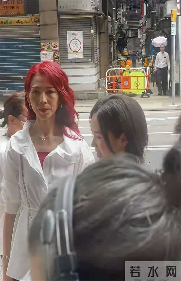 52岁的蔡少芬真实容貌：老气横秋，染红色头发也遮不住头上的白发