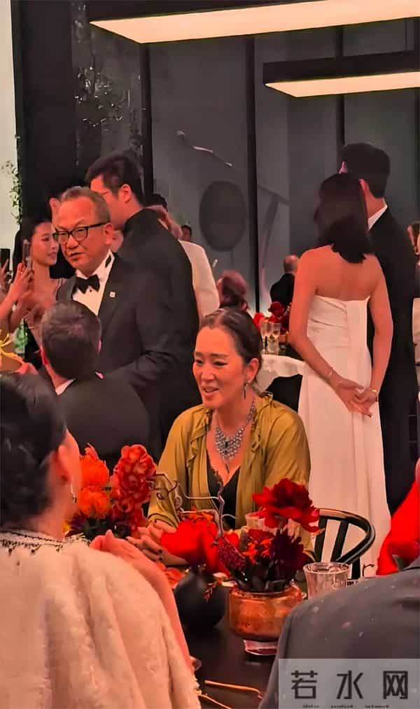 巩俐一头银发现身晚宴！从容老去拒绝修饰，真实状态最美！