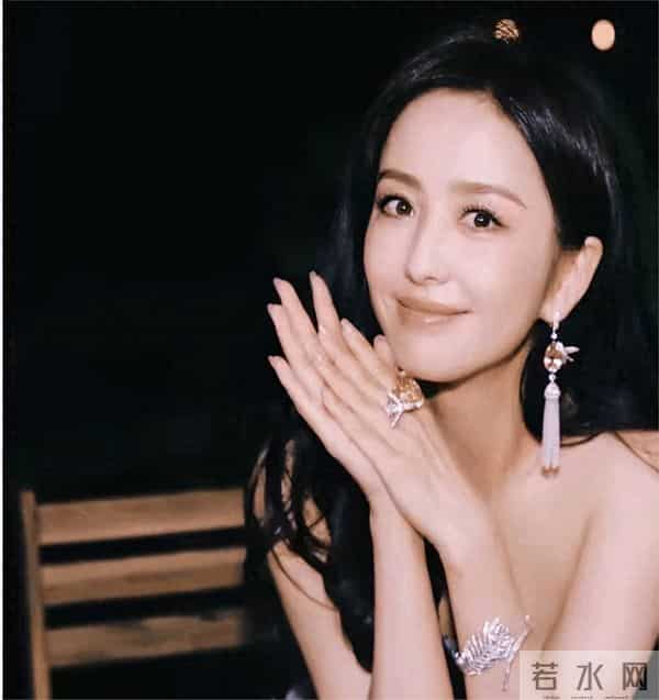 她这是没穿吧佟丽娅跑上台竟遭遇礼服尴尬意外，这画面太有料