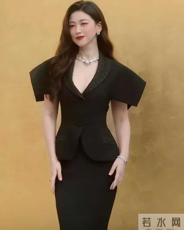 这一夜,露肩装的那英,深V领的朱珠,都输给了全裹出镜的郭晶晶