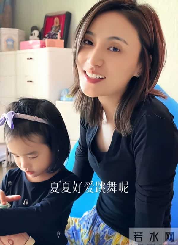 海哈金喜离婚后晒女儿！3岁夏夏哄妈妈开心，新家一地玩具显拥挤