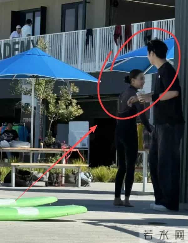 何超莲澳大利亚偶遇，穿紧身裤臀扁又塌，窦骁紧盯娇妻难掩好心情