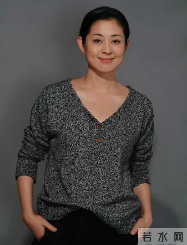 66岁倪萍回应整容传闻,曾卧床3年不动, 如今徒步上山令人羡慕