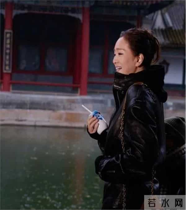 59岁巩俐现身北京公园，满脸皱纹头发凌乱喝酸奶吃糖葫芦超接地气