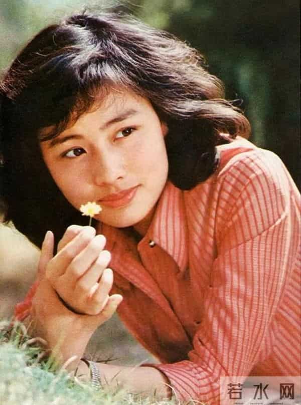 她一嫁演员祝延平,再嫁杜淳老爸杜志国,如今却与儿子相依为命