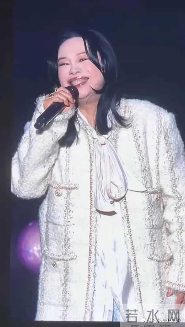 56岁黄绮珊舞台照流出, 从"黄姐"又回到"黄妈", 发生了什么？