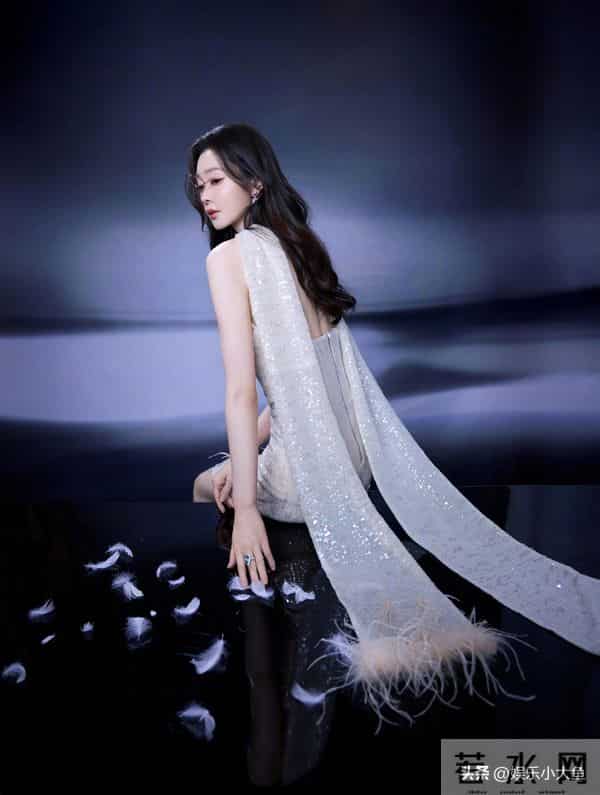 宋轶最新活动照，一袭白色薄纱羽毛裙，布灵布灵的，美得不可方物