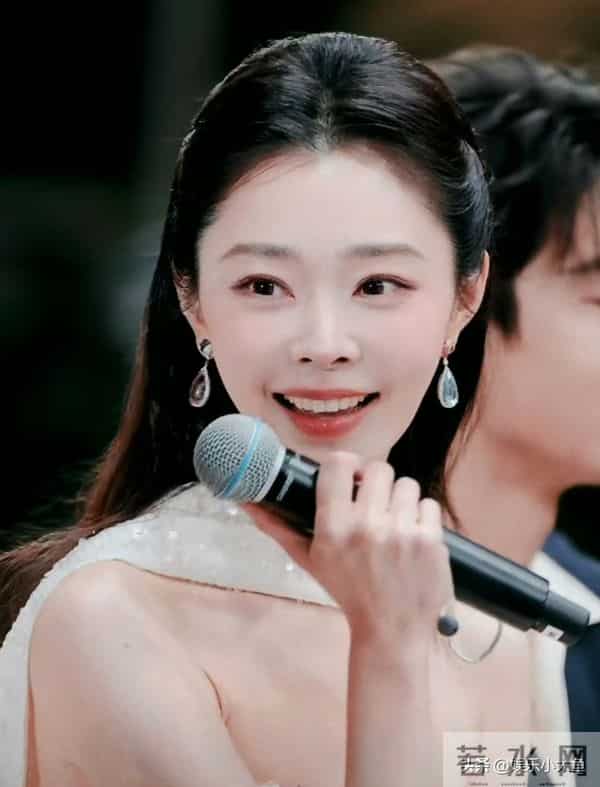 宋轶最新活动照，一袭白色薄纱羽毛裙，布灵布灵的，美得不可方物