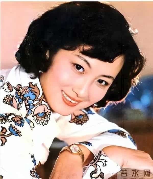 她一嫁演员祝延平,再嫁杜淳老爸杜志国,如今却与儿子相依为命