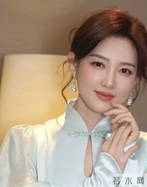 郭玮一袭新中式穿搭，波浪编发搭配浅绿旗袍尽显典雅国风