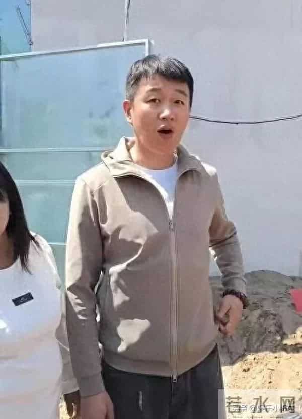 佟大为近况:生活低调,46岁头发稀疏显老气,老婆年轻很会保养