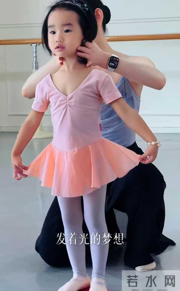 海哈金喜离婚后晒女儿！3岁夏夏哄妈妈开心，新家一地玩具显拥挤