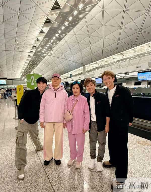 汪明荃罗家英现身机场,夫妻俩身穿粉色情侣装,好恩爱。