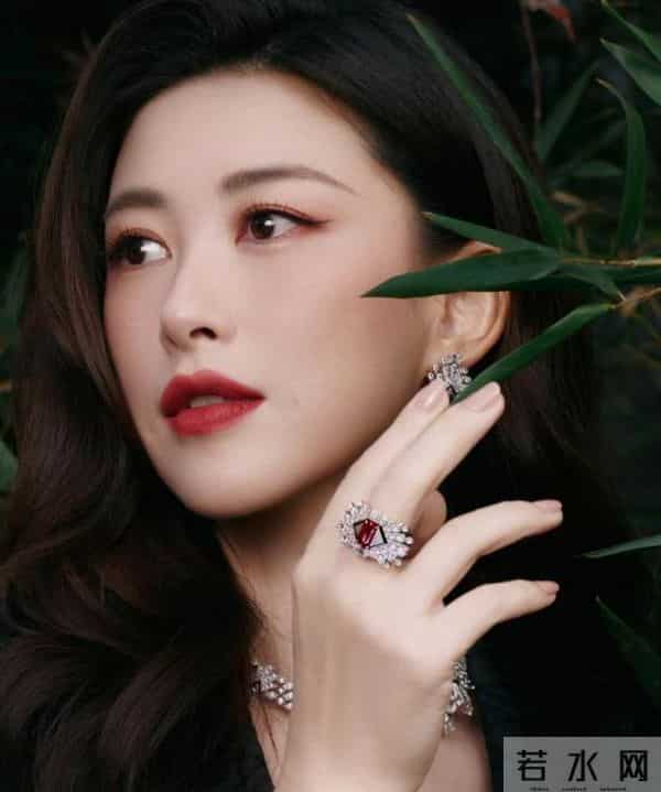 这一夜,露肩装的那英,深V领的朱珠,都输给了全裹出镜的郭晶晶