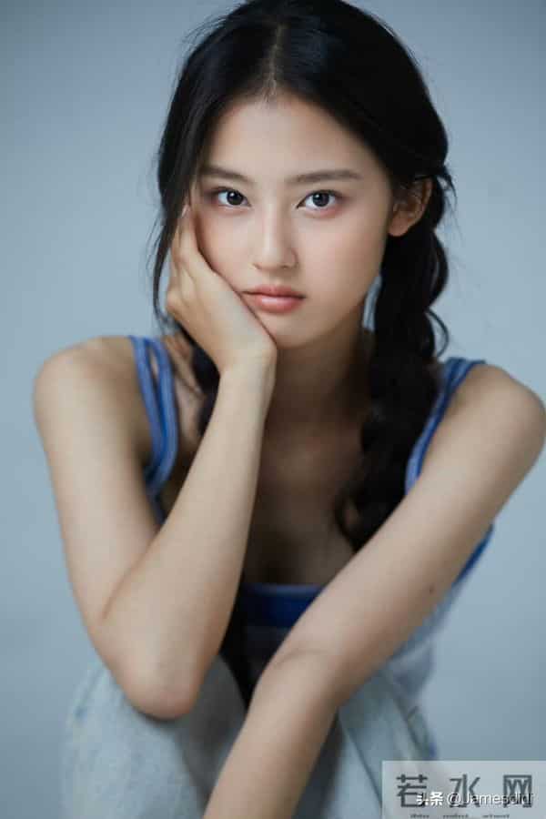 美人胚子 张婉儿 且自带仙气的 妈生脸 精致五官如小巧琼鼻 标志性梨涡