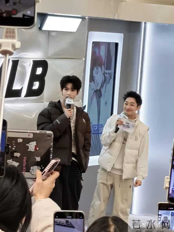 张凌赫现身沈阳万象城，颜值超高，帅气出众，堪称中国最帅的男人