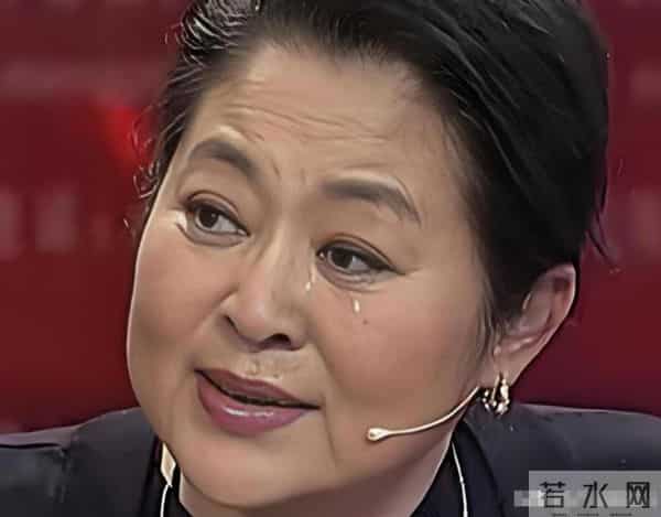 66岁倪萍回应整容传闻,曾卧床3年不动, 如今徒步上山令人羡慕