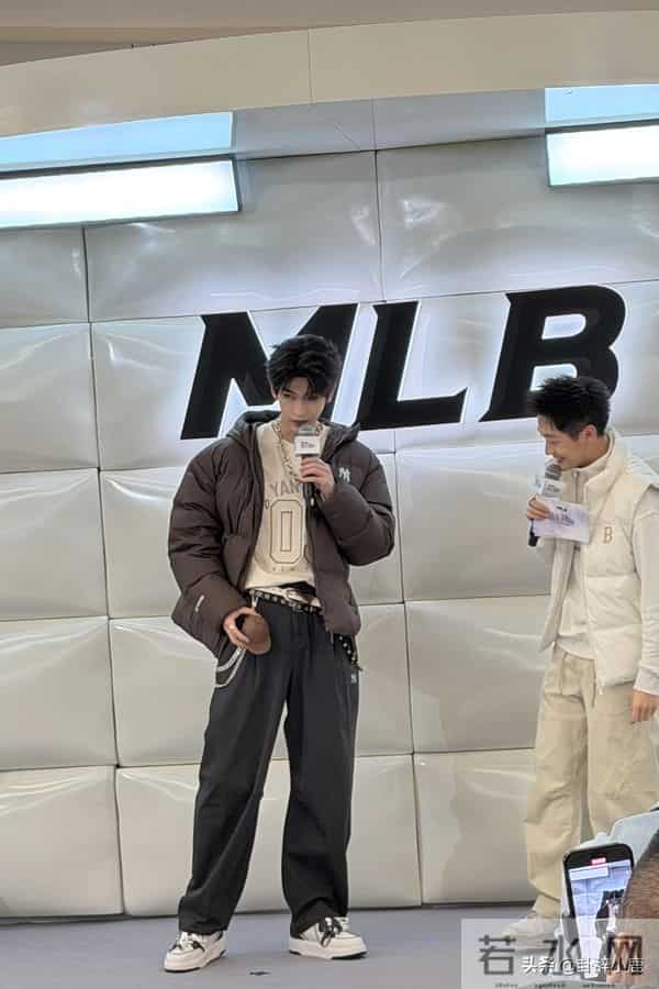 张凌赫现身沈阳万象城，颜值超高，帅气出众，堪称中国最帅的男人