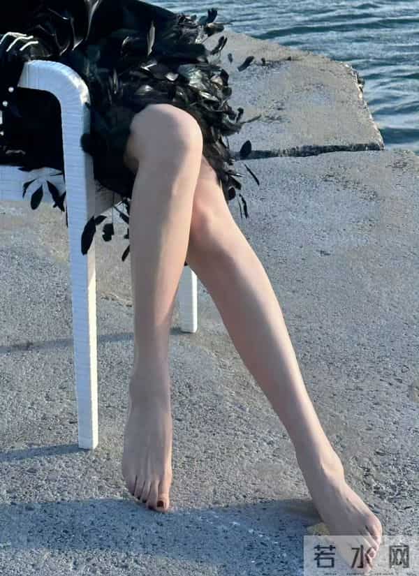 张馨予裸足美照