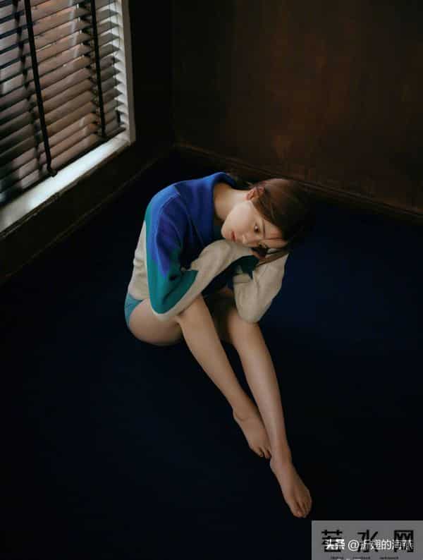 欧阳娜娜光脚丫美腿美图集