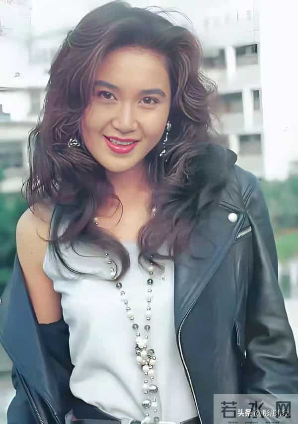 温碧霞普陀山造型大胆！59岁穿低胸吊带露臂，面部状态成热议话题