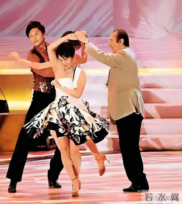 65岁梁安琪脸上一个皱纹都没有 不输20岁大学生 有钱人保养的就是好