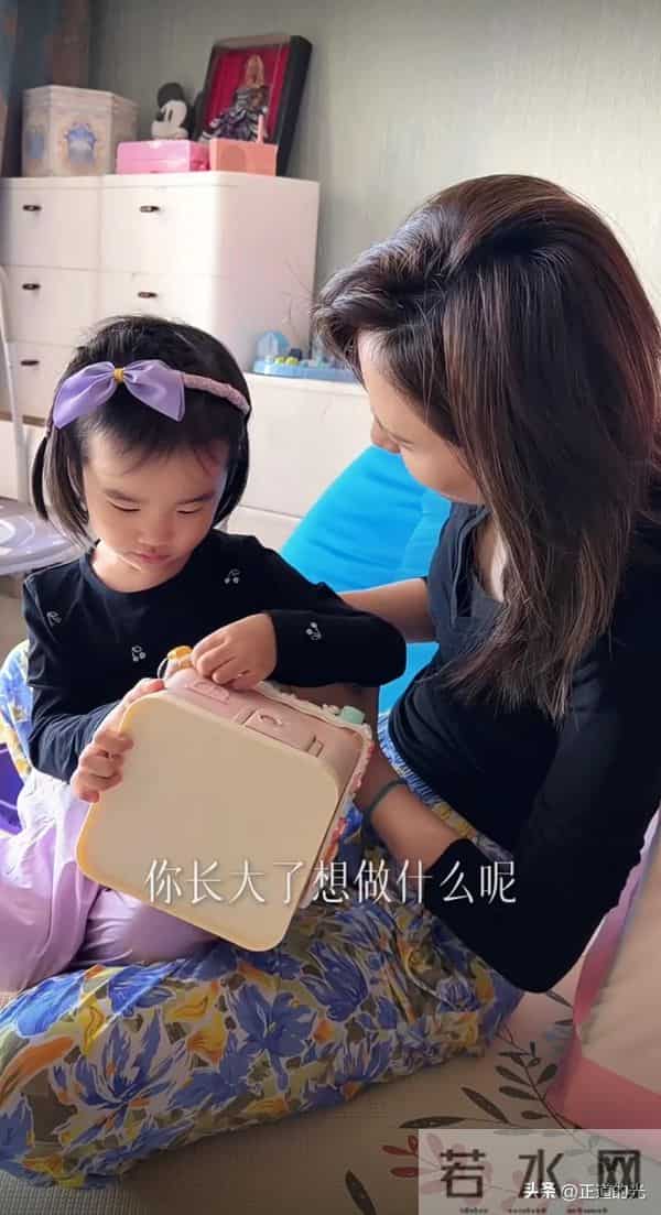 海哈金喜和李亚鹏离婚后 3岁女儿首出镜 情绪低落 长大想成为舞蹈家