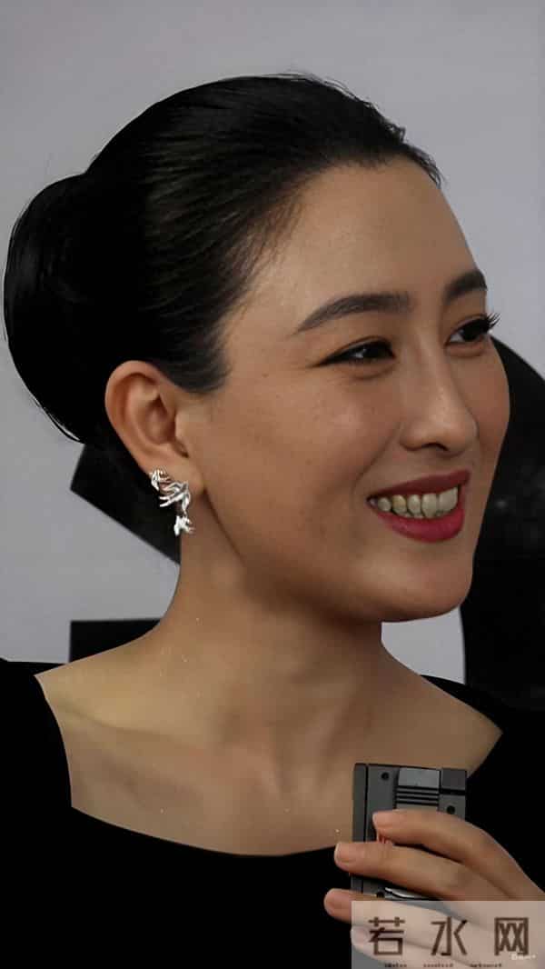 44岁马苏好漂亮，真会保养脸上没有皱纹，皮肤紧致看着跟20岁似的