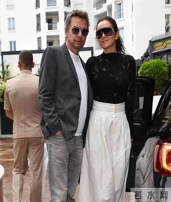 59岁巩俐现身北京公园，满脸皱纹头发凌乱喝酸奶吃糖葫芦超接地气