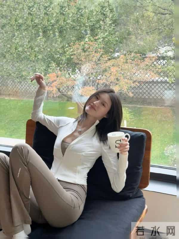 何穗晒产后照片，身穿瑜伽服小腹平坦、四肢纤细