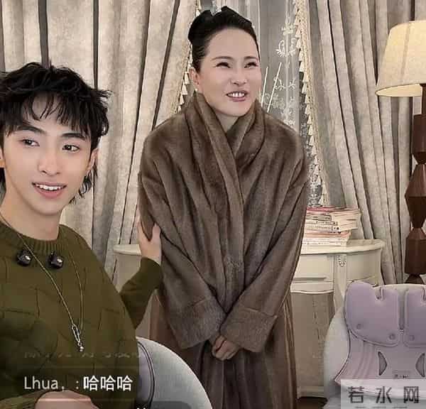 伊能静无滤镜直播翻车!美容教主人设崩塌,镜头残酷记录真实模样